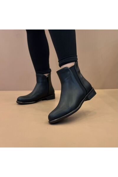 Craftique حذاء نسائي أسود بكعب معدني وإكسسوارات معدنية، أنيق ومريح، مناسب للمناسبات اليومية والمناسبات الخاصة.