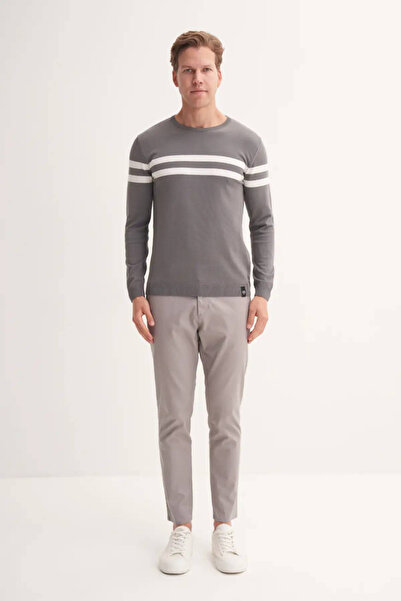 Cazador سترة بياقة دائرية من قماش الفسكوز ذات قصة ضيقة وخطين أساسيين