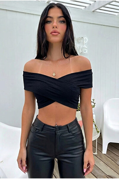 World Fashion Trends WFT2566 Блузка з чорним коміром і перехресним кроєм