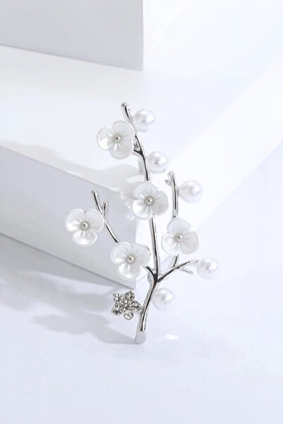 model aksesuar Dalda İnci Detaylı Çiçek Broş