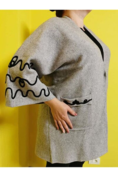 Cardigan oversized with artistic embroidery