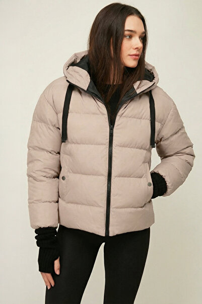 QAWWA Kadın Antrasit Kapüşonlu Elyaflı Rüzgar Geçirmez Şişme Kışlık Mont