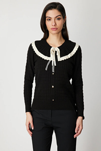 On Fashion Buttoned Knitwear Sweater with Neck Accessories-66351
