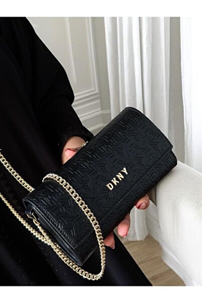 Generic A small black bag with a raised pattern and a gold chain, an elegant piece that tastefully complements your evening look.