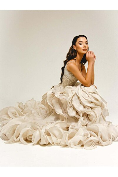 Generic The luxurious "Ivory Queen" dress with a corset cut