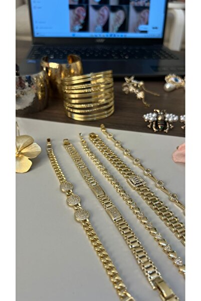 Store Diva Charm Gold Color Women's Stylish Bracelet