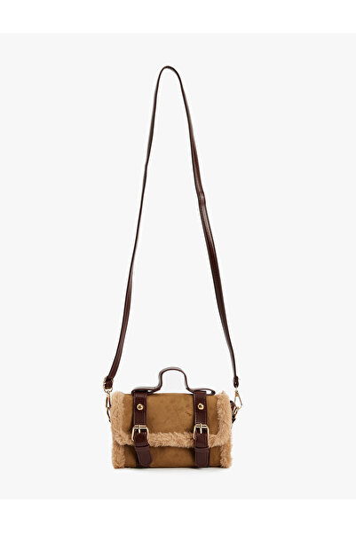 Koton Τσάντα με λουράκι από ψεύτικο καστόρι με λούτρινη λεπτομέρεια