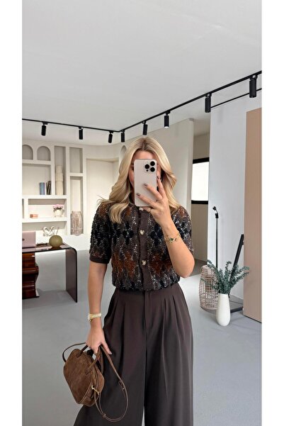 Sezgi Tekin سترة بنية اللون بنمط البقلاوة مع أزرار عظمية