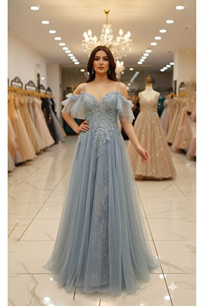 MAKKASMODA İP ASKILI TÜL KOL DETAYLI ÜSTÜ TAŞ BONCUK İŞLEMELİ GENİŞ TÜL ETEKLİ NİŞANLIK ABİYE