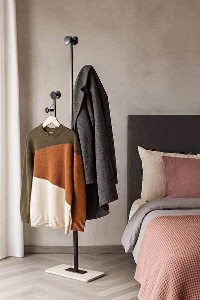 SADANHOME A modern and durable floor-standing clothes rack for easy organization of your belongings.