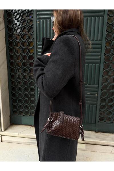 Tina İstanbul حقيبة صغيرة من الجلد بحزام قابل للتعديل ونسيج محبوك باللون البن...