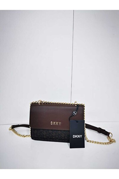 Generic A two-tone leather shoulder bag with a stylish gold chain strap and a touch of luxury, suitable for all looks.