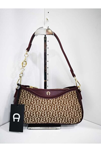 Generic A small bag with a distinctive print and an attractive burgundy color, an elegant design suitable for everyday outings and adds a touch of luxury.