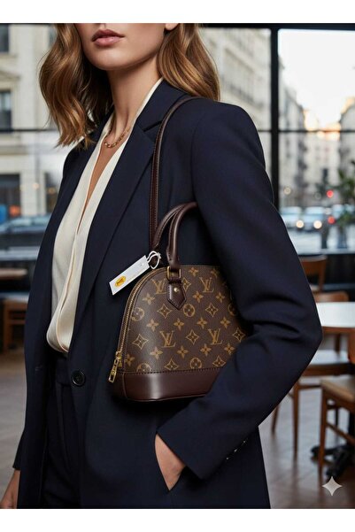 Generic A brown handbag of a suitable size with a top zipper and elegant leather accents, giving you a sophisticated and practical look.
