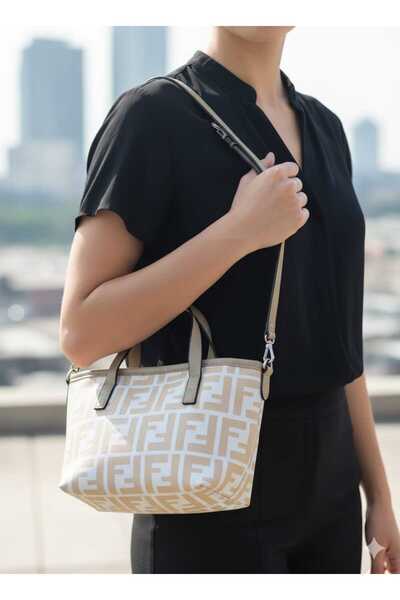 Generic A small shoulder bag with a subtle geometric pattern, a lightweight design suitable for everyday wear with comfort and elegance.