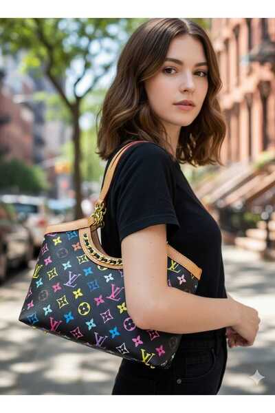Generic A black shoulder bag with colorful patterns, a bold design that adds a playful touch to a casual look.
