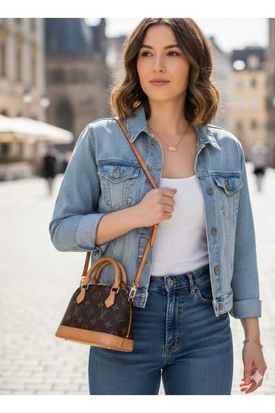 Generic A small, practical bag with a luxurious patterned leather and a long strap, adding a sophisticated touch to a jeans look.