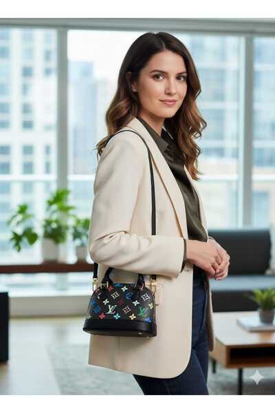 Generic A small bag with multiple color gradients and an attractive design adds a vibrant touch to the look.