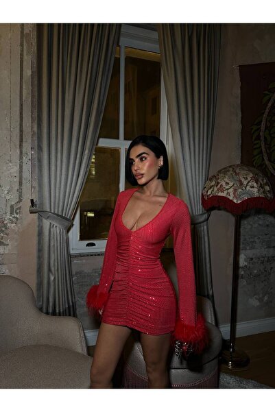 Estilo Fashion Kolu tüy detaylı ön ve arka büzgülü buzy kumaş pullu elbise