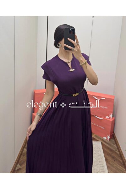 Elegent فستان بنفسجي ناعم بكسرات كلاسيكية وتفاصيل وردية ذهبية