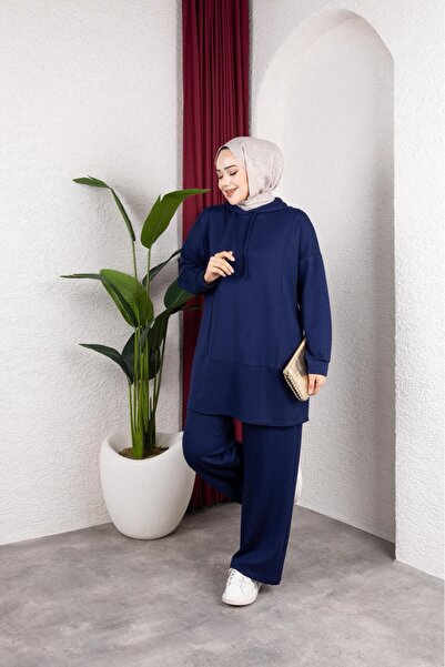 Rema طقم مكون من قطعتين: بنطلون بقصة مريحة وتفاصيل كابوتشون، وحزام خصر مطاطي