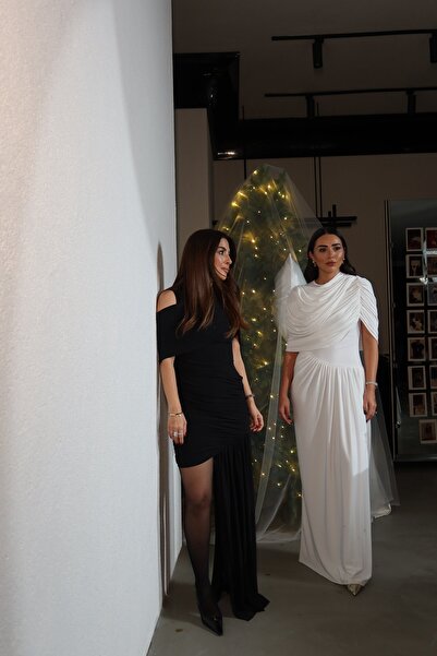 Özge Özgenç Drapeli ve Uzun Dökümlü Elbise