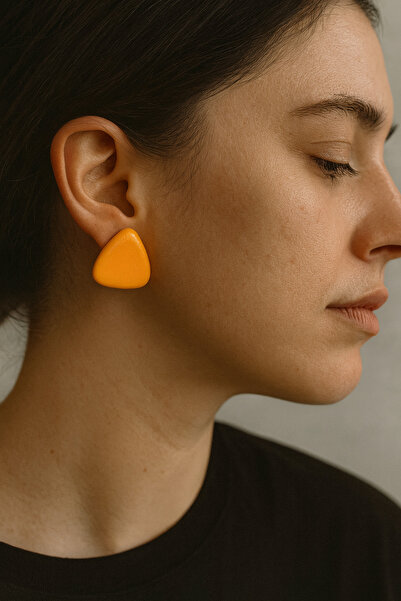 Miki & Miki أقراط تريجون من الطين بلون البرتقال الفاتح