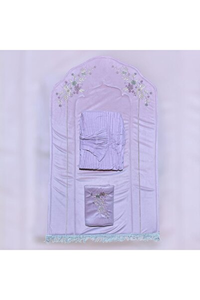FABRIC سجادة صلاة بنفسجية مخملية بتطريز زهري ناعم، مع طقم خفيف يمنحك راحة وتم...