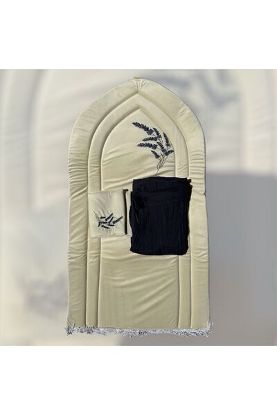 FABRIC سجادة صلاة مبطنة بتطريز نباتي، مع شنطة وطرحة بلون أسود فاخر.