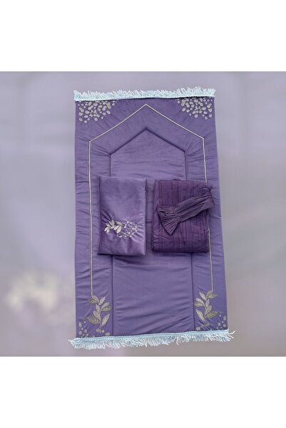 FABRIC سجادة صلاة بلون بنفسجي داكن بطقم متناسق وتفاصيل تطريز رقيقة تضيف جمالا...