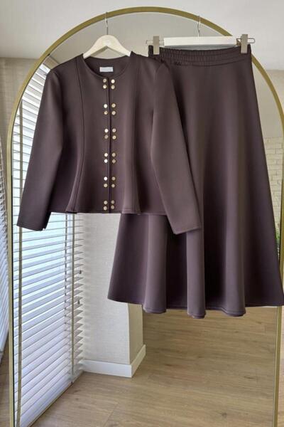 GÜLSEVEN مُزين بأزرار ذهبية، ويناسب الخصر، وذو قصة بيبلوم خفيفة.