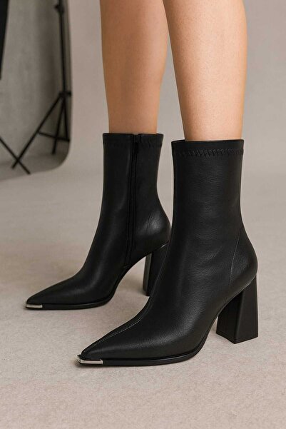 CİMİLİ SHOES Kadın Siyah Yandan Fermuarlı Sivri Burun Metal Detaylı Topuklu Bot 7 Santim Ökçe