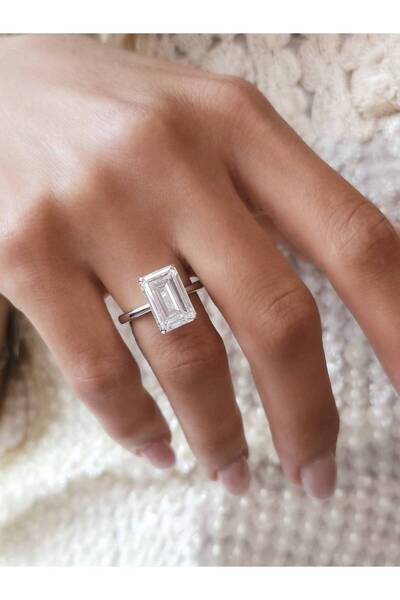 Laboratuvar Pırlantası Lp Işıklı kutuda 10 karat baget yüzük