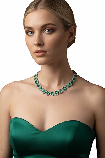 CAŞ DEKORASYON قلادة فستان سهرة فضية اللون مع حجر أخضر