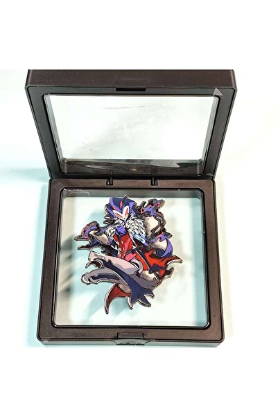 Choice دبوس أنمي أزرق مطلي بالمينا في علبة عرض. يتميز بشخصية ديناميكية وملونة...