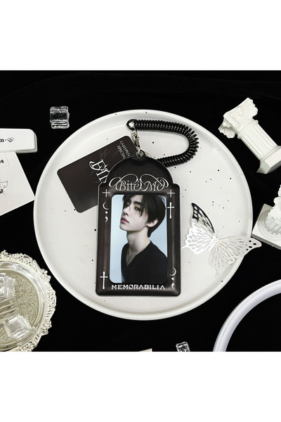 Choice حامل بطاقات صور أسود بتصميم شخصية "بايت مي" وحبل، مناسب لنجوم الكيبوب، مصنوع من مادة البولي يوريثان.