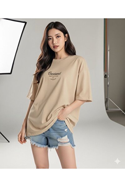 BY CAESAR تيشيرت نسائي مطبوع عليه ألف وحصيلة من الكلمات