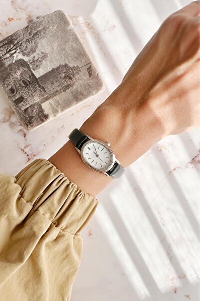 OQQO Iris Gray Case Black Cord Women's Wristwatch