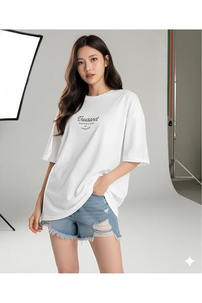 BY CAESAR تيشيرت نسائي مطبوع عليه ألف وحصيلة من الكلمات