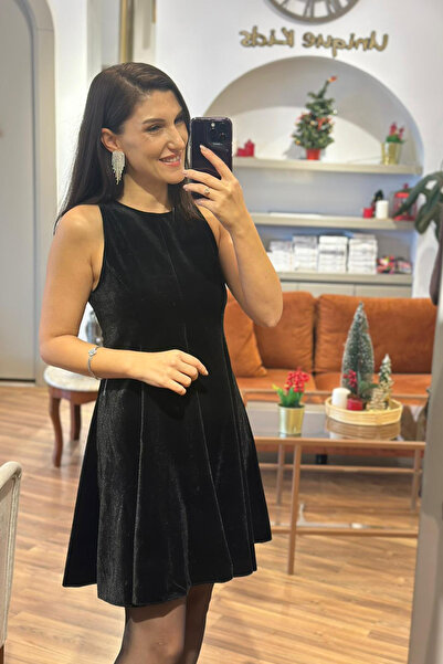 Unique Boutique فستان أسود مخملي بتنورة مكشكشة