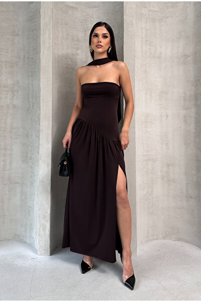 XELA KADIN FULAR AKSESUARLI STRAPLEZ YAKA YIRTMAÇLI SANDY ELBİSE