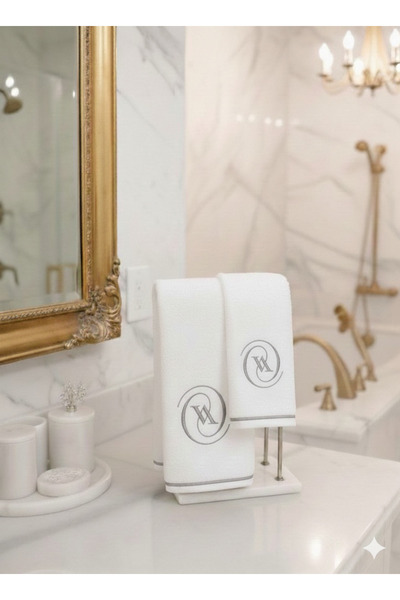 Nur Homing مجموعة من منشفتين أبيضتين مطرزة بحرف V