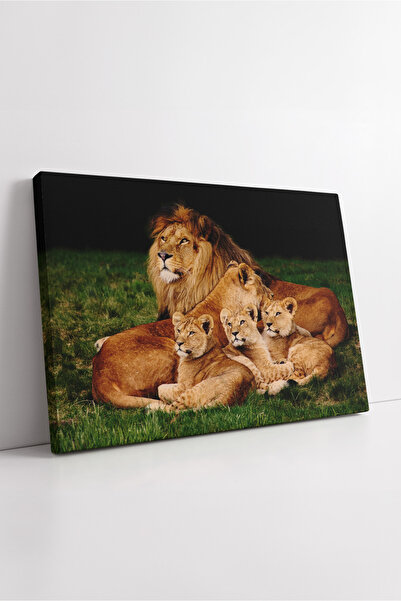 KOSS Dijital Familia de leu care se odihnează pe iarbă, scenă în natură cu ci...