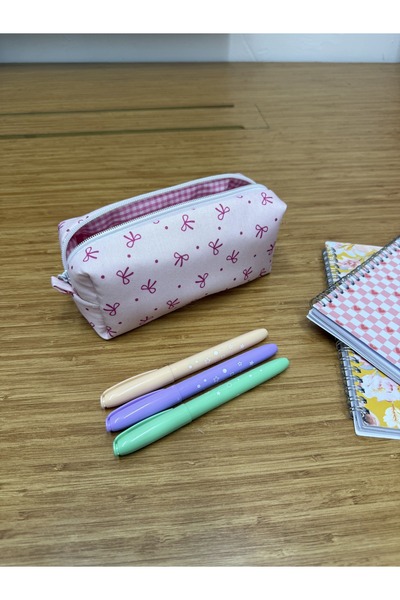 AXUM حافظة أقلام بيضاء بسحاب ونقشة فيونكة وردية، مبطنة باللون الوردي، قابلة للغسل، مقاس 20×7×6