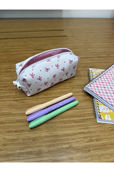 AXUM حافظة أقلام بيضاء بسحاب ونقش فيونكة بيضاء، حامل أقلام مبطن باللون الوردي، قابل للغسل، مقاس 20×7×6