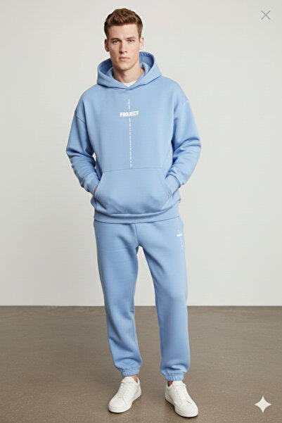 NİCE بدلة رياضية رجالية من Project بتفاصيل مطبوعة قصة فضفاضة بخيوط ثلاثية بغطاء رأس مصنوعة من القطن العضوي بنسبة 100% - طقم علوي وسفلي