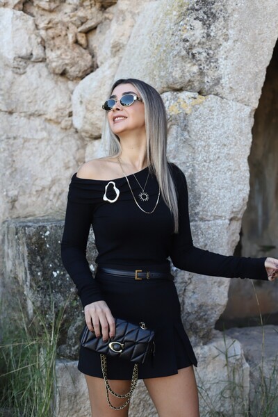 bytugcekaya Black one-shoulder buckle blouse