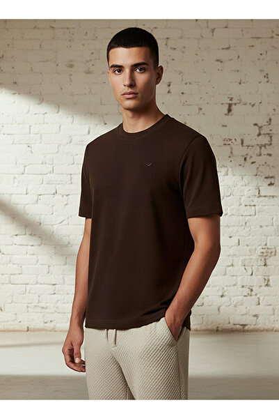 Lee Cooper تيشيرت رجالي بقصة عادية، ياقة دائرية، أكمام قصيرة، مزين بتطريزات