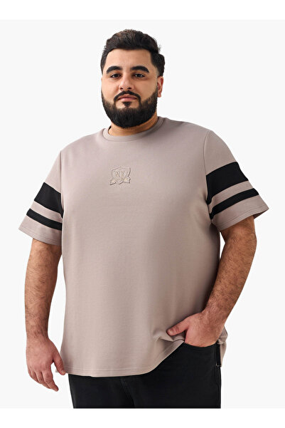 FAV تيشيرت رجالي بقصة عادية، ياقة دائرية، أكمام قصيرة، مزين بشريط