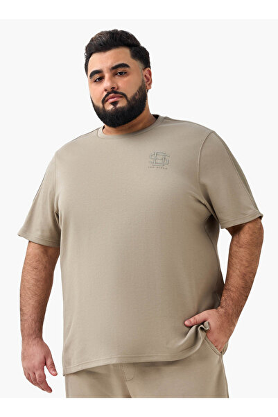 FAV تيشيرت رجالي بقصة عادية، ياقة دائرية، أكمام قصيرة، مزين بشريط جاكار